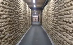 富山県射水市庄西町の倉庫